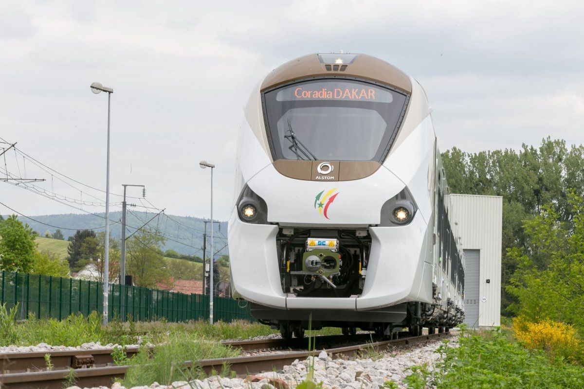 Coradia Polyvalent plataformaren tren bat. CAF