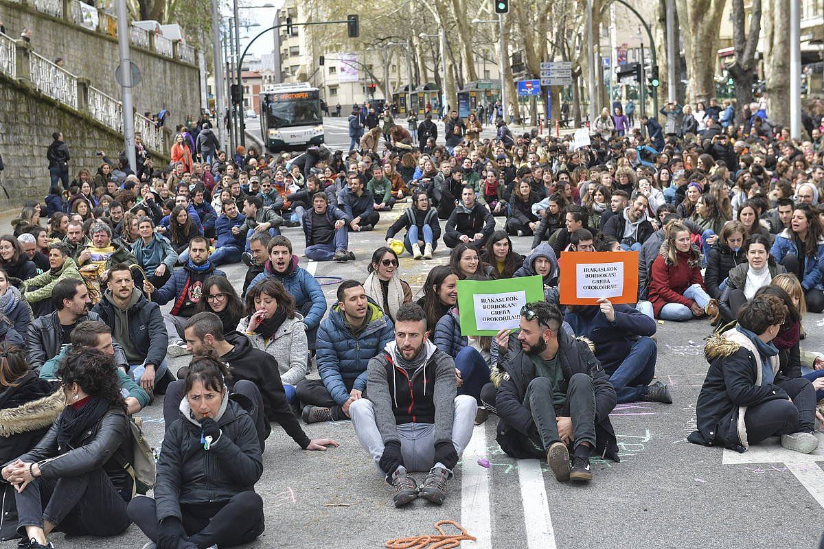 Manifestariek trafikoa moztu dute Labrit kalean. IDOIA ZABALETA / FOKU