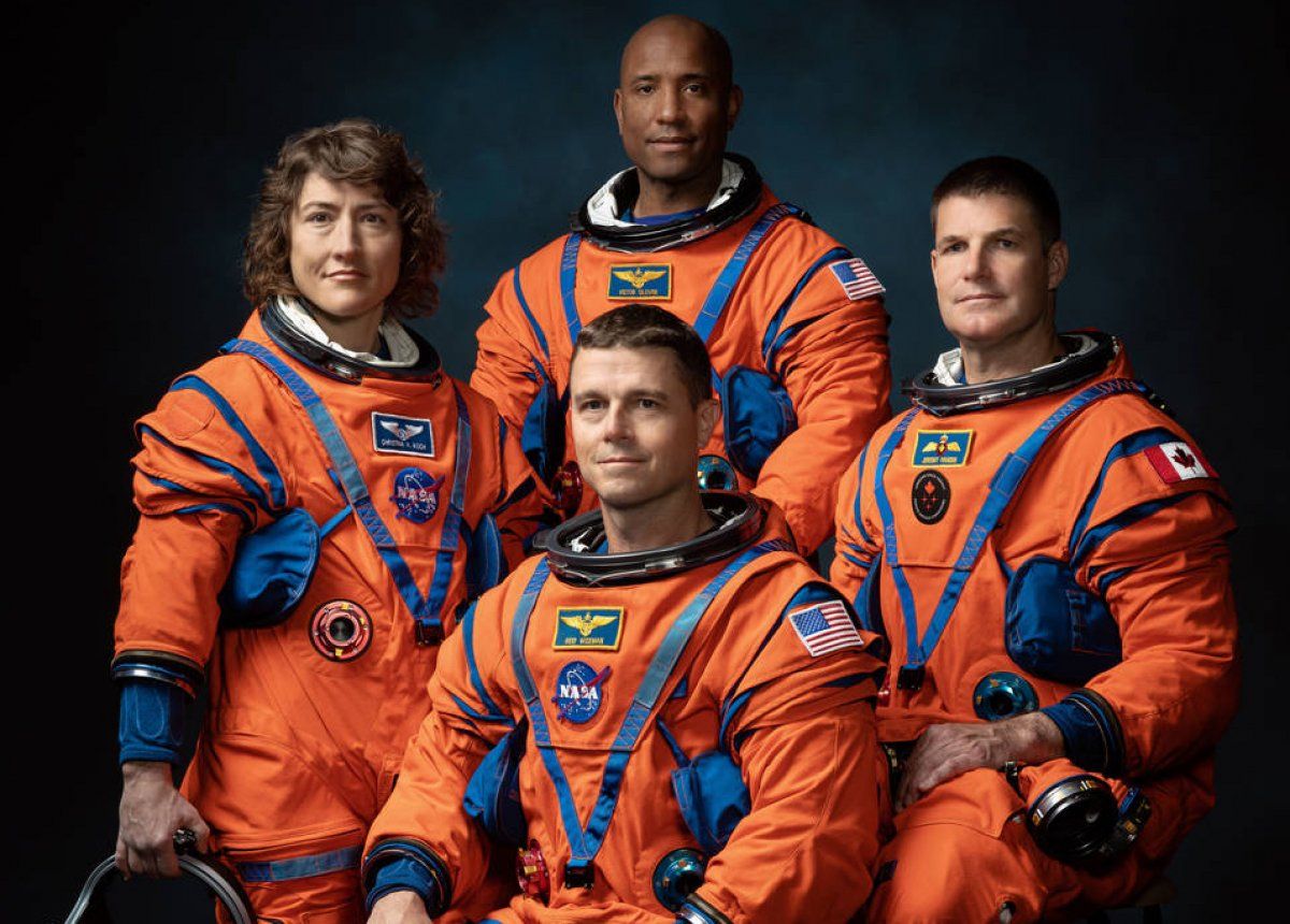 Ezker eskuin, Christina Hammock Koch, Reid Wiseman (eserita), Victor Glover eta Jeremy Hansen. NASA