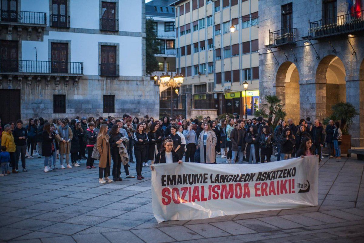 Itaiaren elkarretaratzea Azkoitiko (Gipuzkoa) plazan, martxoaren 8an. UROLA ERDIKO ITAIA