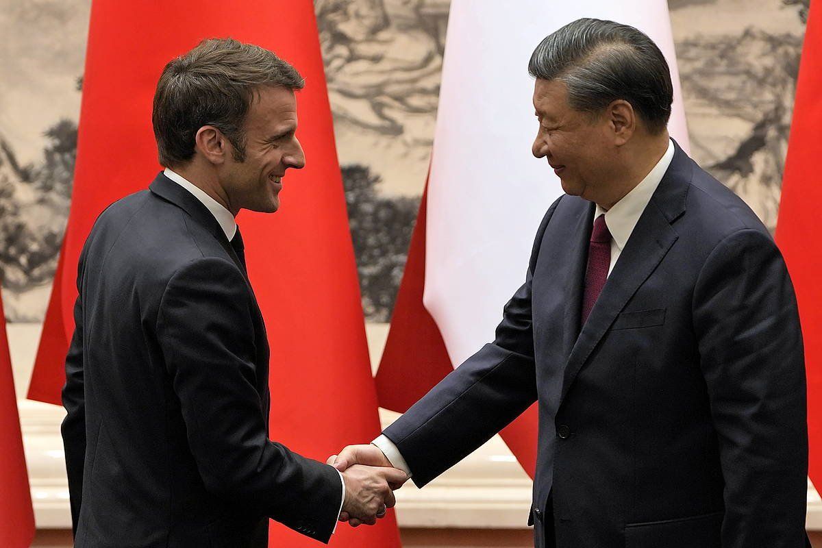 Frantziako presidente Emmanuel Macron eta Txinako Xi Jinping, Pekinen. NG HAN GUAN / POOL / EFE