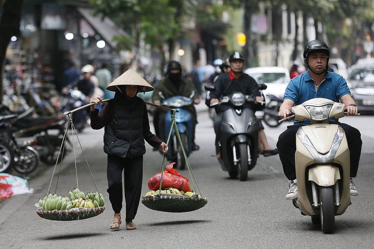 Moto gidari batzuk Vietnamen, artxiboko irudian. LUONG THAI LINH/ EFE