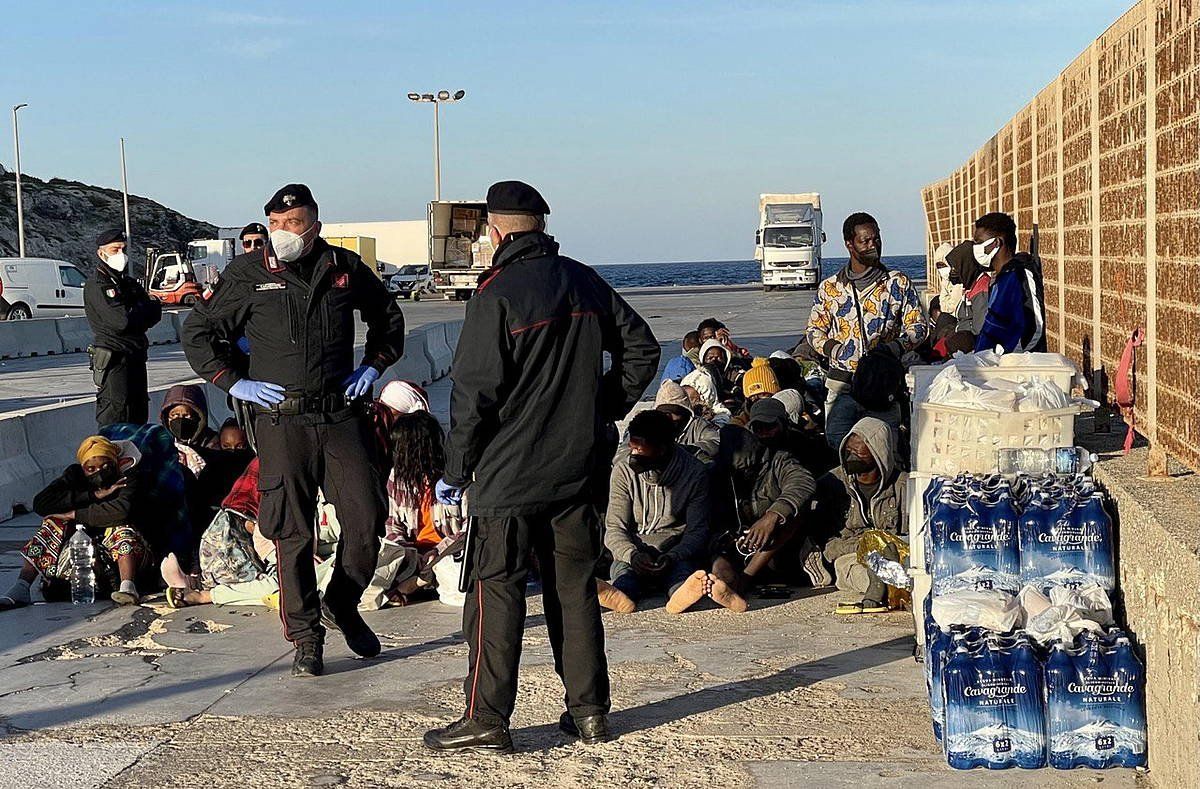 Hainbat migratzaile Italiako Kostazainaz inguratuta, gaur, Lampedusa irlan, Siziliatik gertu. ELIO DESIDERIO / EFE