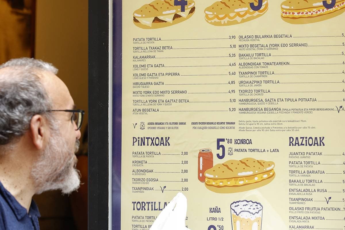 Donostiako Juantxo tabernako menua euskaraz. MAIALEN ANDRES / FOKU