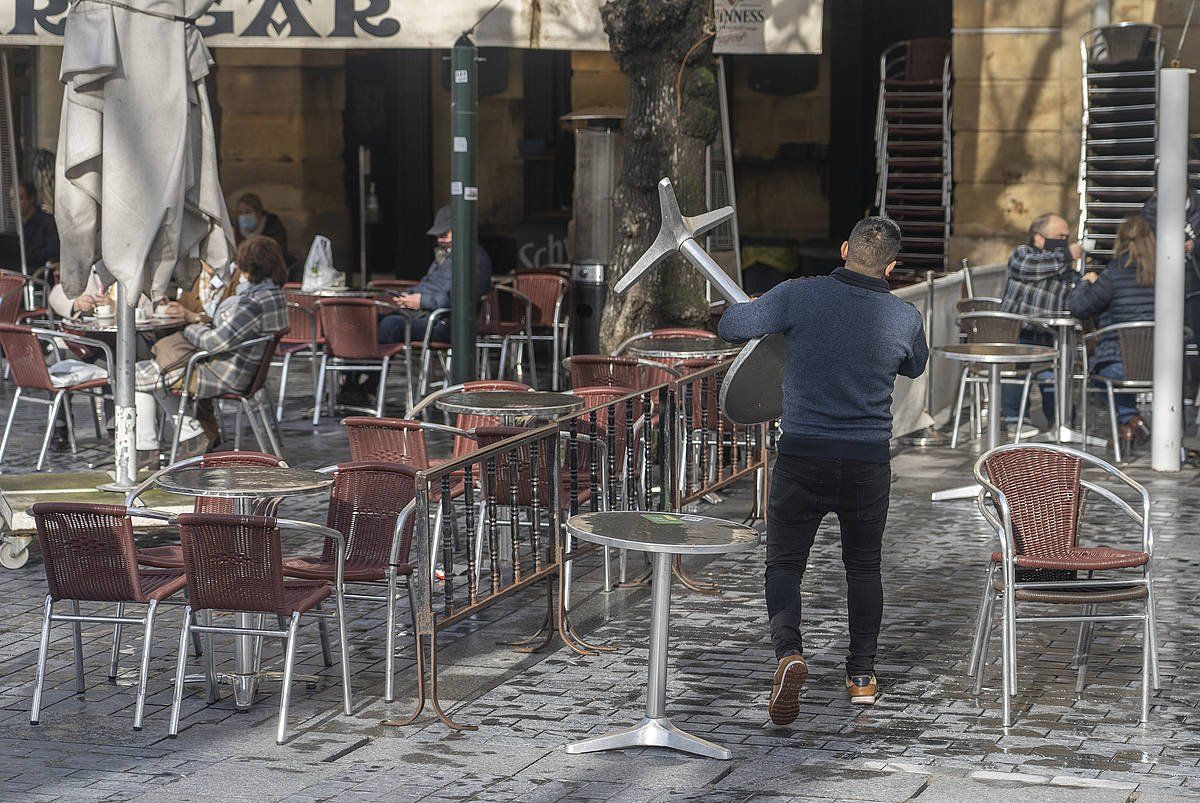 Donostiako taberna bateko terraza, artxiboko irudi batean. ANDONI CANELLADA / FOKU