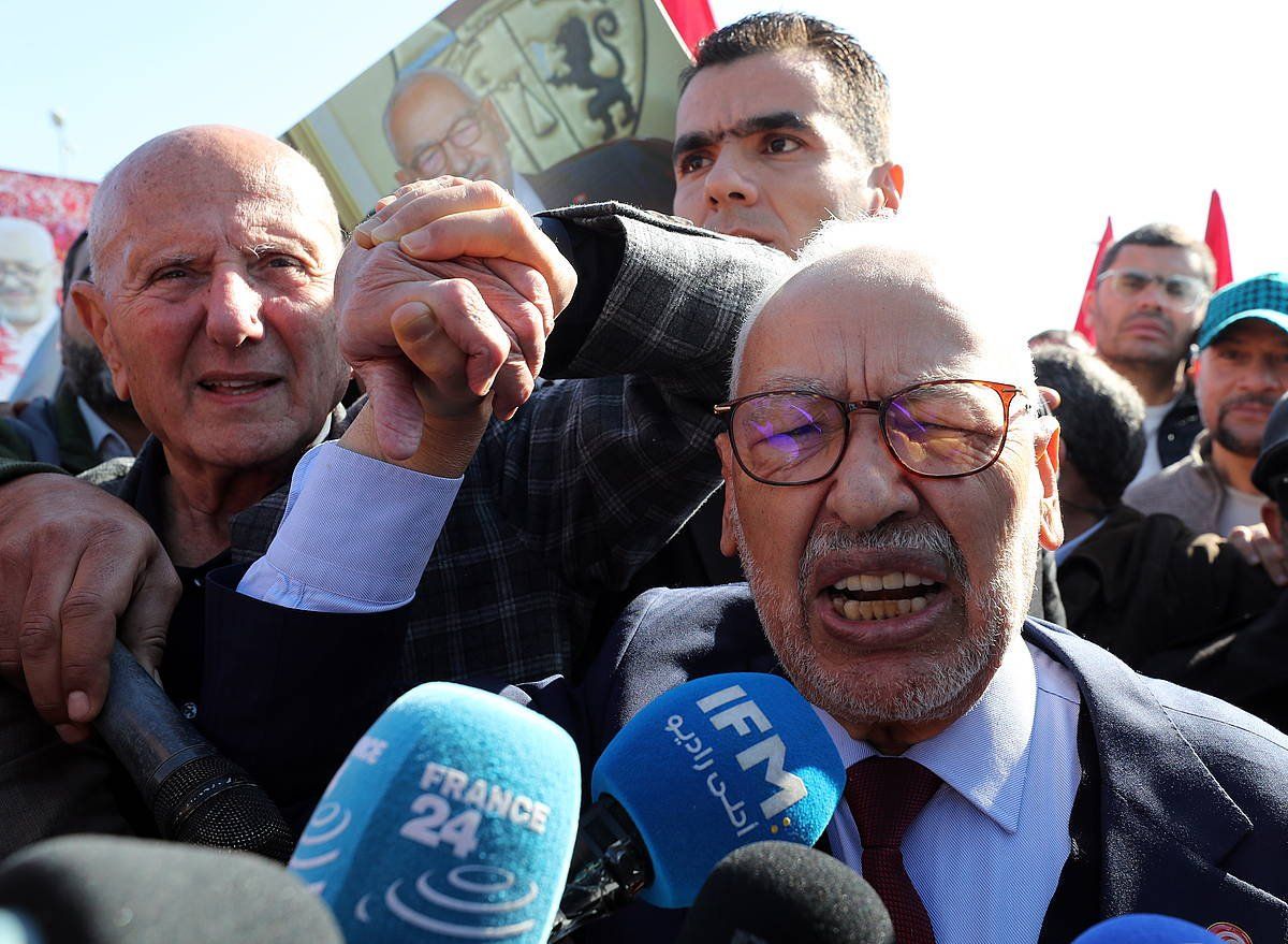 Ratxed Ghannutxi Tunisiako Ennahda alderdiaren burua, iragan otsailean, epailearen aurrean deklaratu aurretik, Tunisen. MOHAMED MESSARA / EFE
