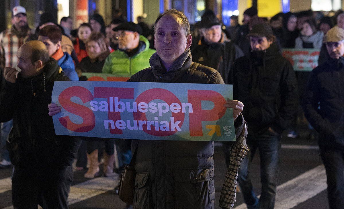 Salbuespen neurrien aurkako manifestazio bat, Gasteizen. RAUL BOGAJO / FOKU