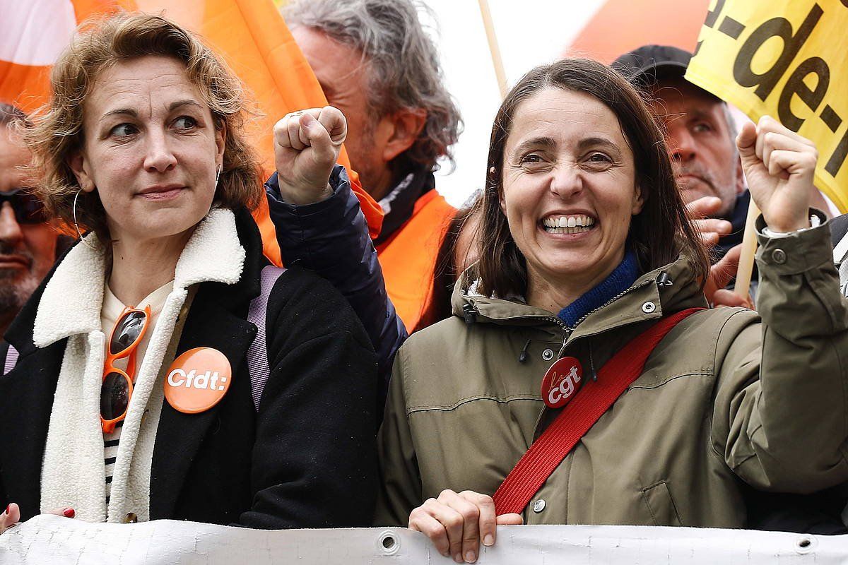 Marylise Leon CFDTko hurrengo burua, Sophie Binet CGTko idazkari nagusiarekin batera, erretretaren erreformaren aurkako manifestazio batean. TERESA SUAREZ / EFE