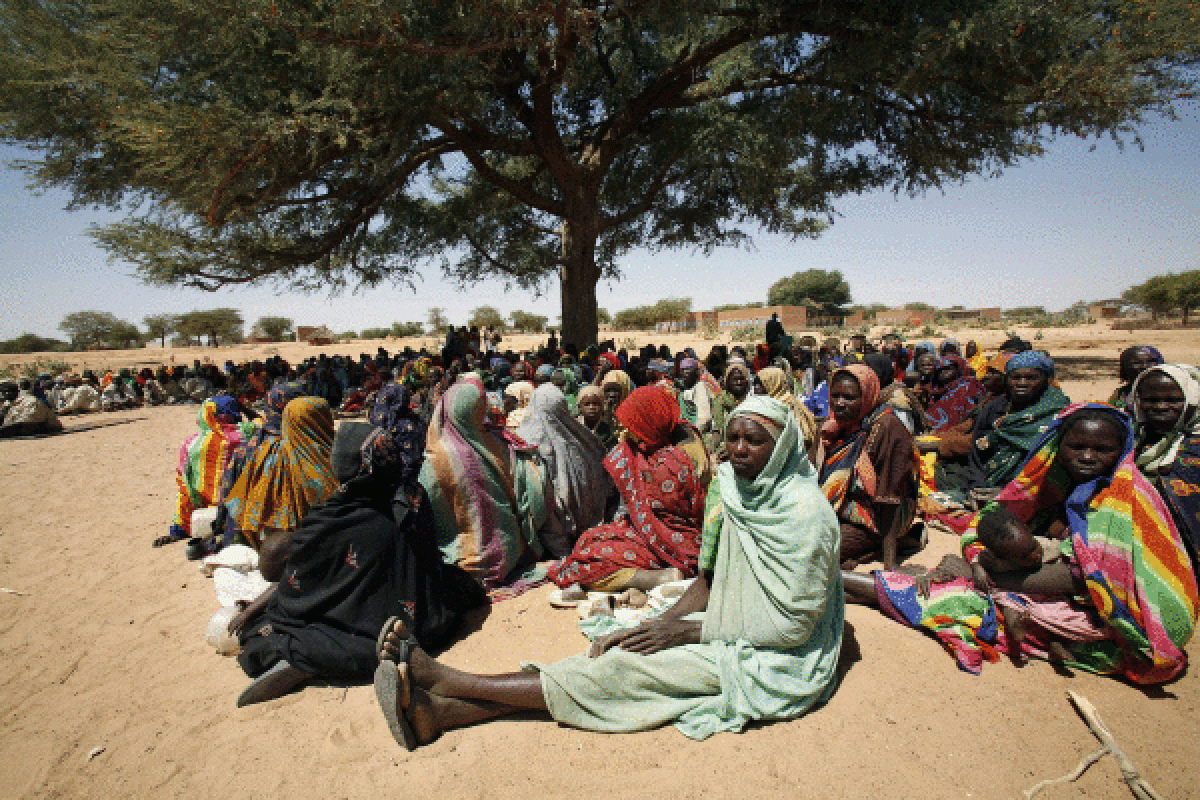 Darfurko gatazkak eraginako ehunka errefuxiatu, Sudan mendebaldeko hiri baten kanpoaldean, 2008an. SARAH HUNTER / EFE