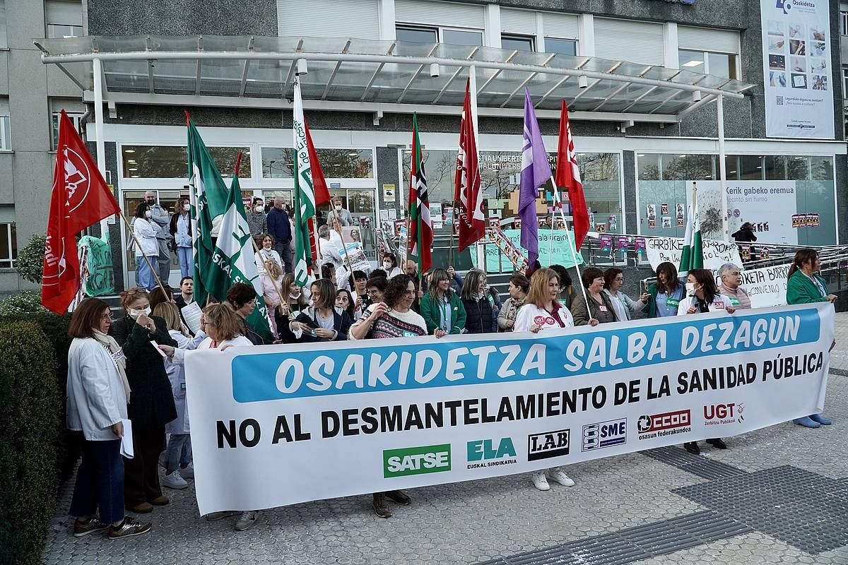 Sindikatuek deitutako protesta, gaur, Donostia ospitalean. ANDONI CANELLADA/ FOKU
