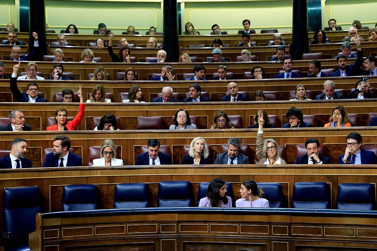 Irene Montero Berdintasun Ministroa eta Ione Belarra Eskubide Sozialen eta 2030erako Agendaren ministro, kongresuan, gaur goizean. ZIPI ARAGON/EFE Irene Montero Berdintasun Ministroa eta Ione Belarra Eskubide Sozialen eta 2030erako Agendaren ministro, kongresuan, gaur goizean. ZIPI ARAGON/EFE