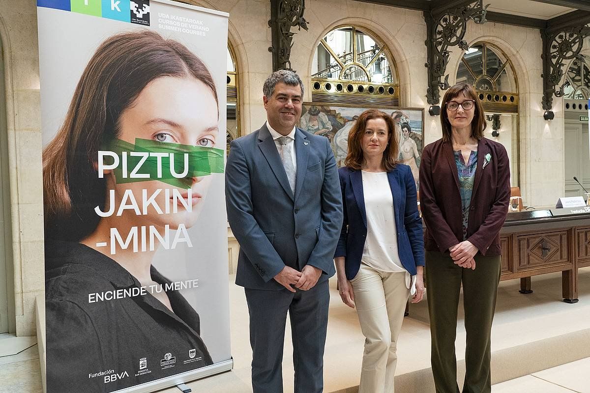 EHUko Bizkaiko Campuseko errektoreorde Gorka Moreno, BBVA Fundazioaren zuzendariorde Laura Poderoso eta IUda Ikastaroen zuzendari akademiko tziar Alkorta, gaur. EHU