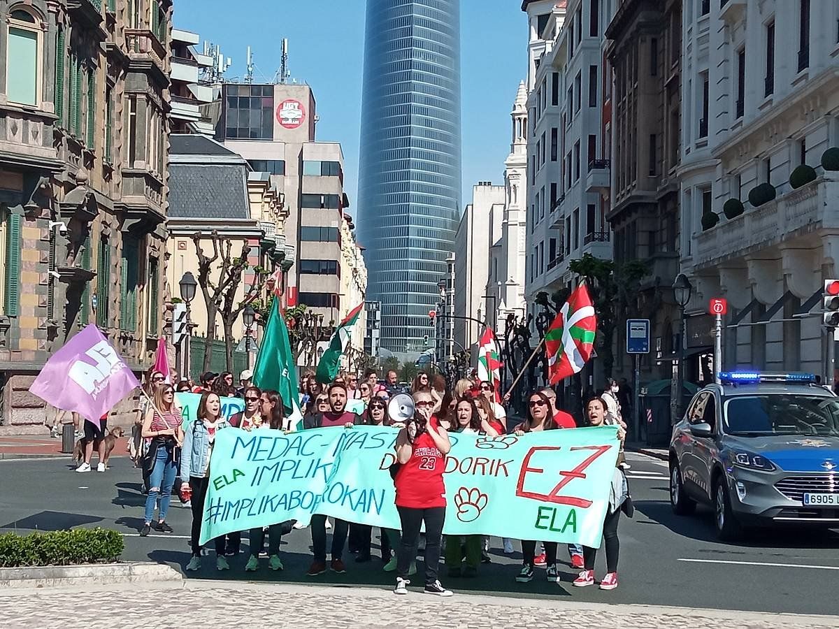 Implikako langileen manifestazio bat Moyua plazan sartzen. BERRIA