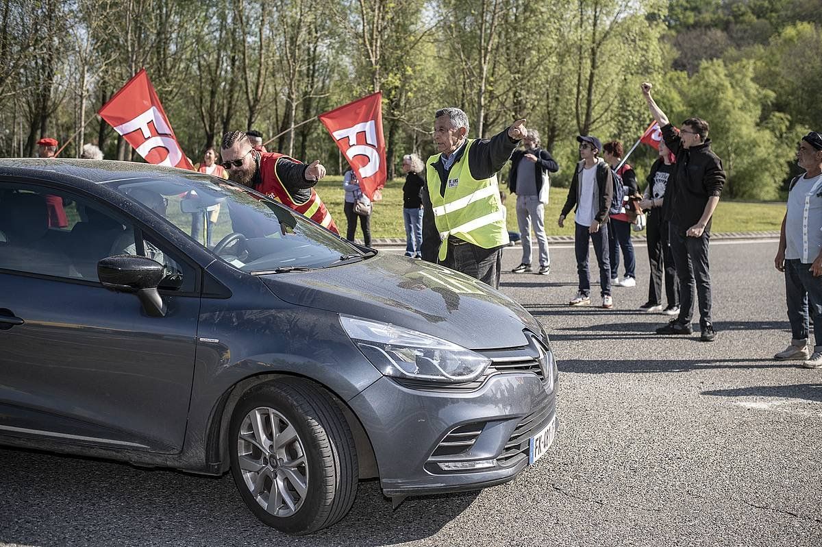 Ametzondo zentro komertzialaren blokatzea, protestariak gidari bat bideatzen. PATXI BELTZAIZ