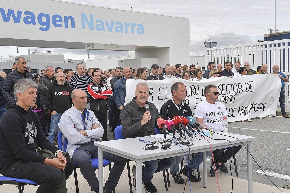 Ordezkariek egindako protesta, gaur, Landabenen. IDOIA ZABALETA / FOKU