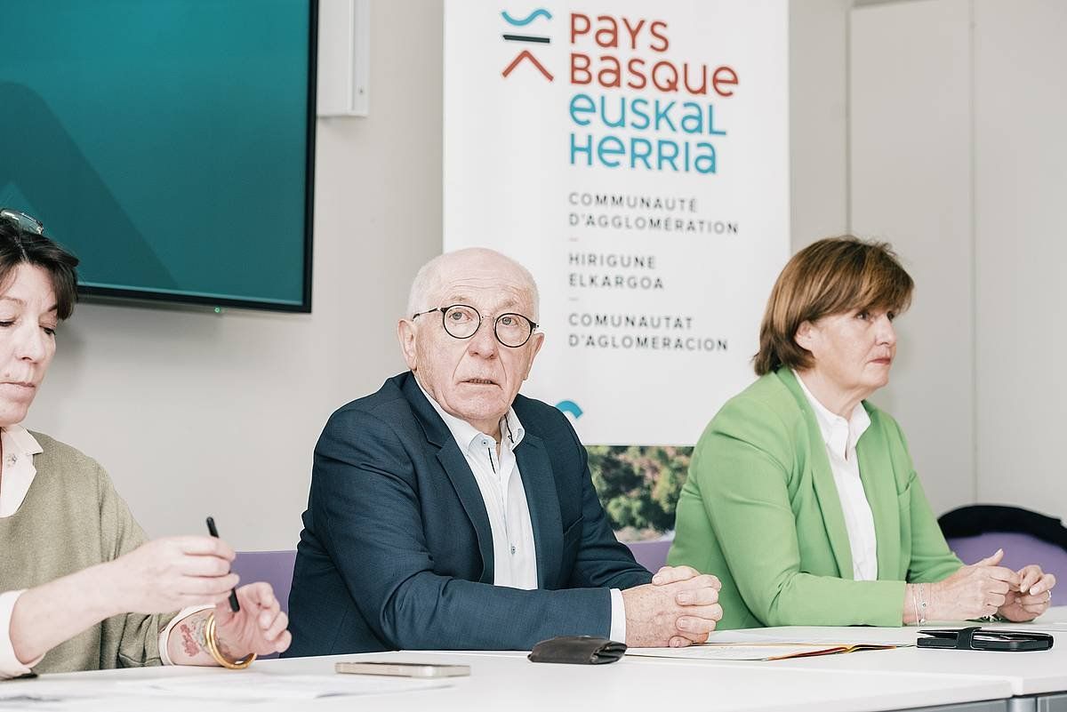 Laurence Hardouin, Jean Rene Etxegarai eta Sylvie Durruti Baionako berrantolaketa proiektua aurkezten herriko etxean. GUILLAUME FAUVEAU