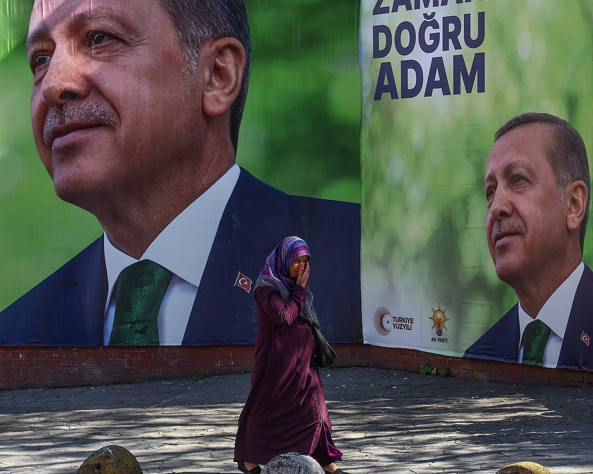 Emakume bat, Erdoganan bozetarako afixak alboan dituela, Istanbulen. SEDAT SUNA / EFE