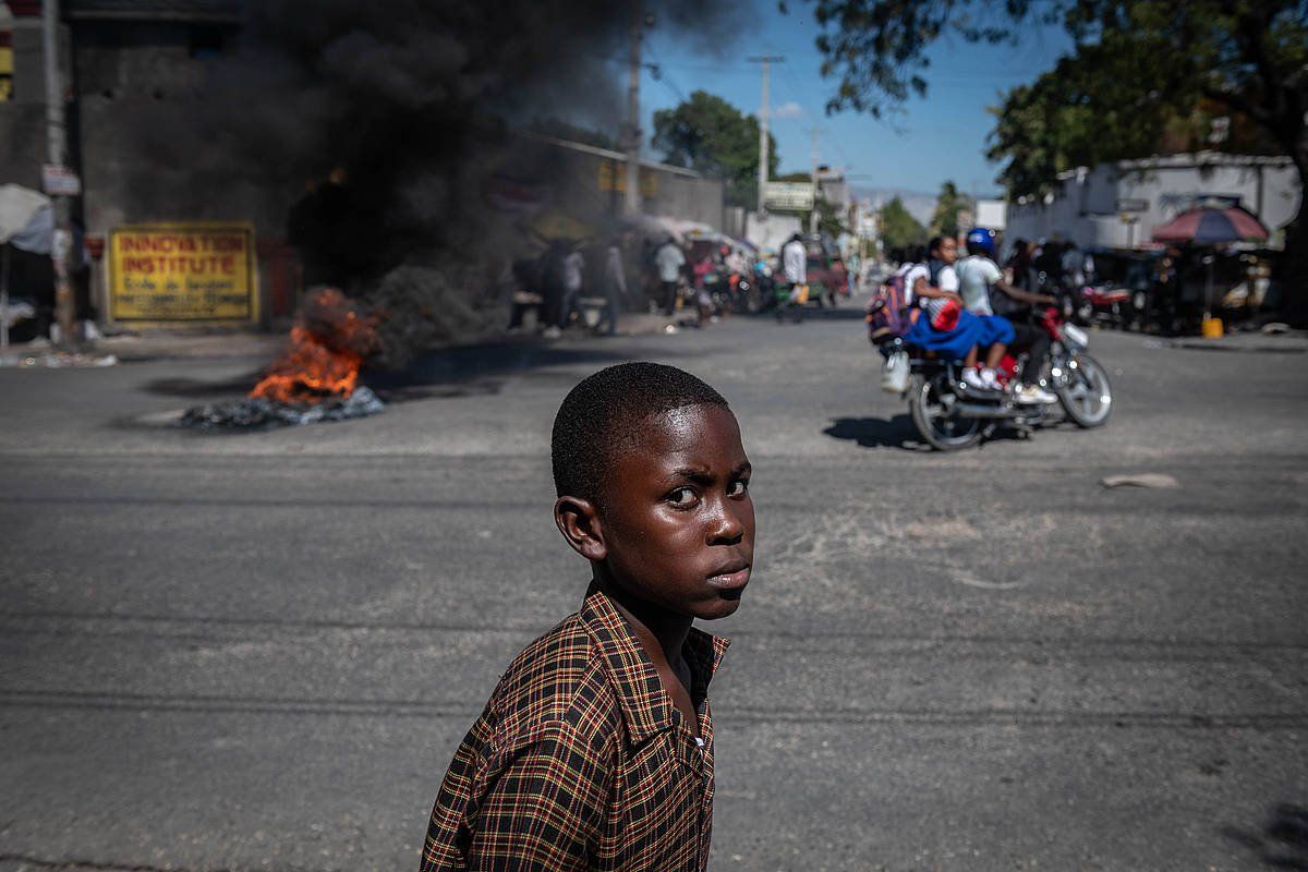 Gazte haitiar bat, agintarien eta talde armatuen protesten ostean, Port-au-Princen, artxiboko irudi batean. JOHNSON SABIN / EFE