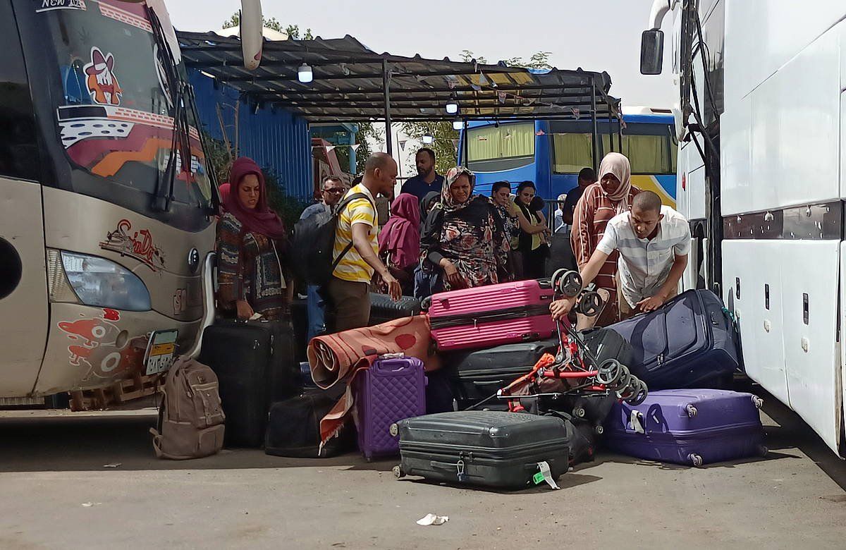 Sudandik ihes egin duten zibiletako batzuk, atzo, Aswango autobus geltokian (Egipto). STR / EFE