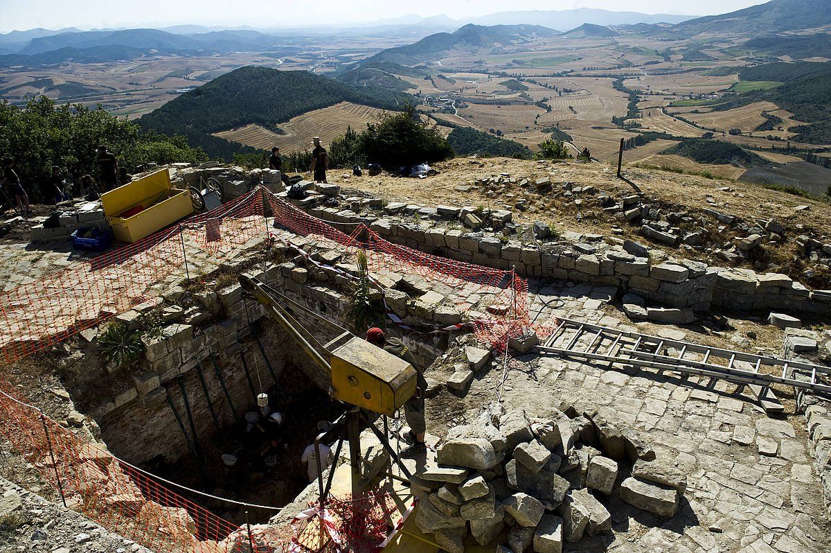 Irulegiko gazteluaren arrastoetan ezarritako aztarnategia, 2012ko irudi batean. JAGOBA MANTEROLA, FOKU