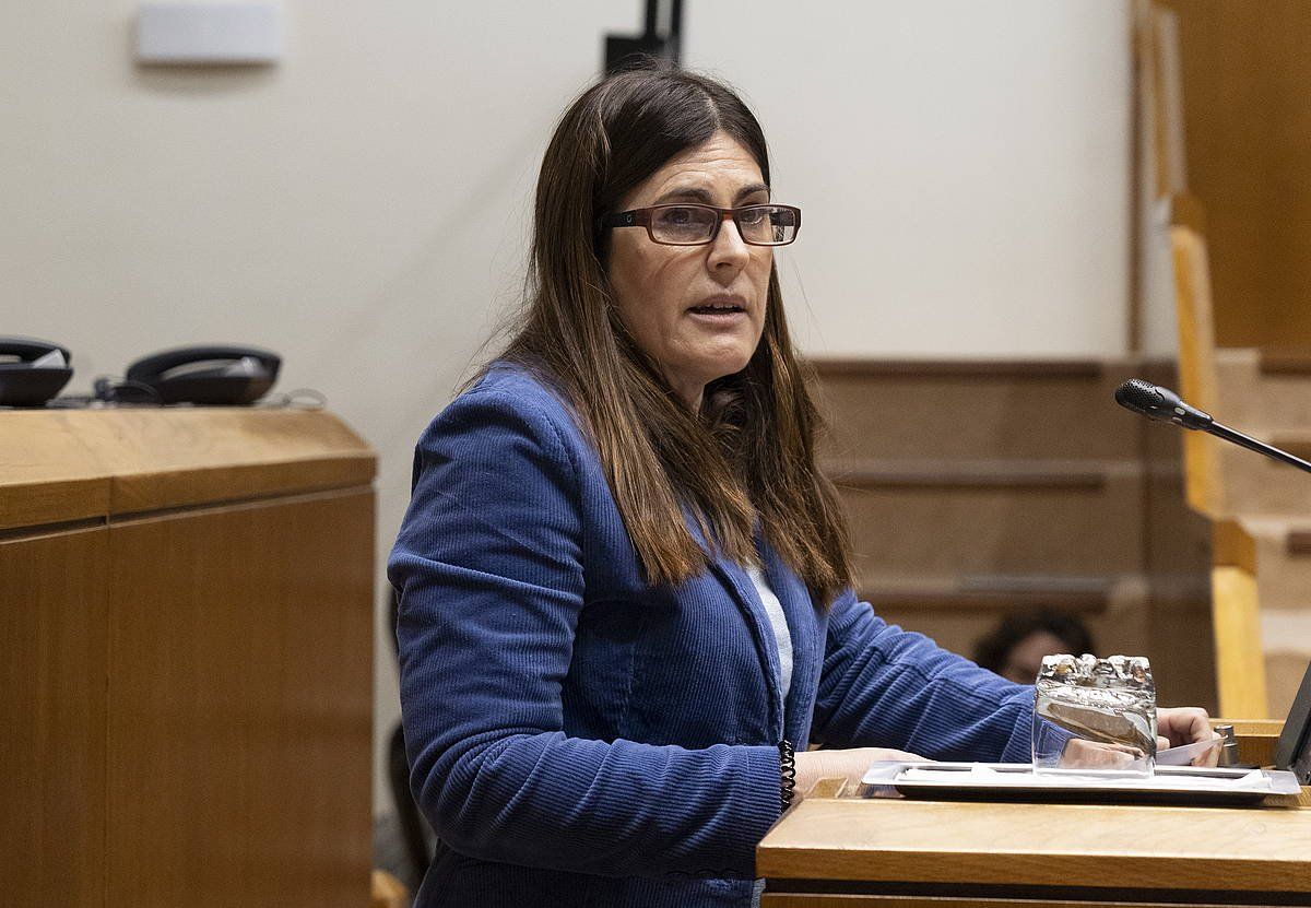 Miren Gorroxategi, Elkarrekin Podemos-IUren bozeramailea, Eusko Legebiltzarren, martxoaren 30eko osoko bilkuran. RAUL BOGAJO / FOKU