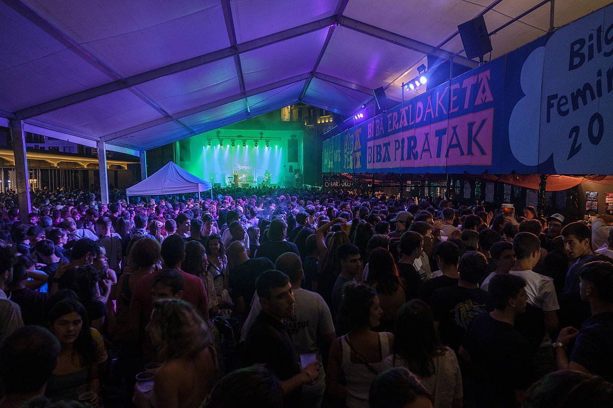 Donostiako Aste Nagusian txosnetako giroa. JON URBE / FOKU