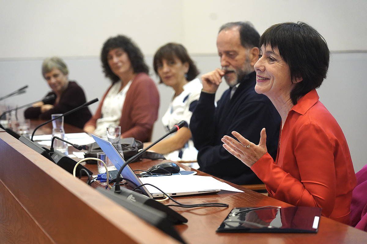 ‘Euskal Gramatika: Egiturak eta Osagaiak’ lana aurkeztu dute gaur goizean, Bizkaia Aretoan. MONIKA DEL VAL/ FOKU