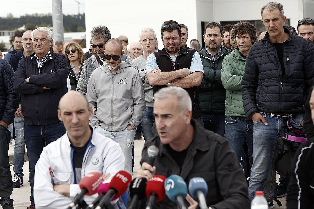Astelehenean, fabrikaren atarian langileen batzordeko Alfredo Morales (ezkerrean) eta CCOOko Carlos Zalduendo. JESUS DIGES / EFE