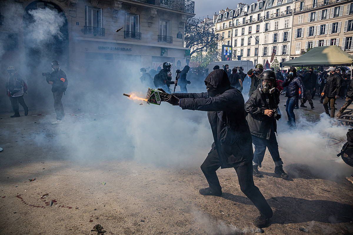 Manifestari bat suziri bat botatzen, Poiziaren aurka, atzo, Parisen. CHRISTOPHE PETIT TESSON / EFE