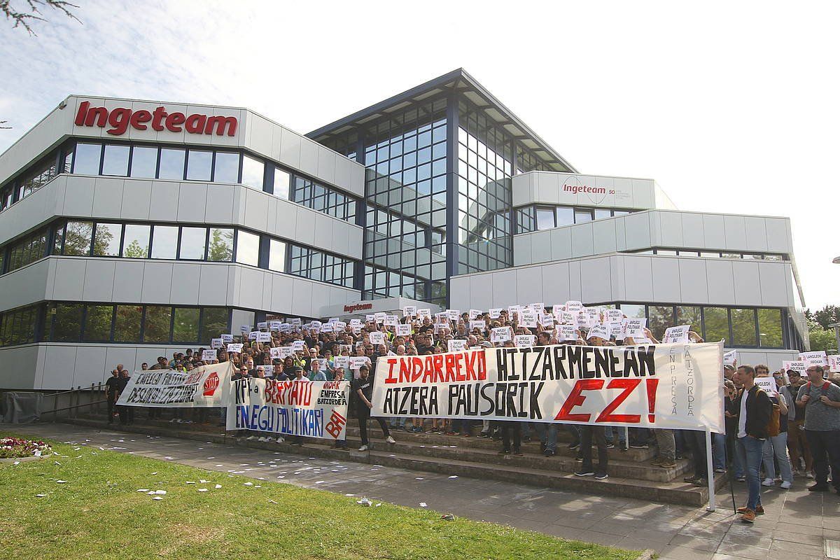 Indar Ingeteameko langileak Zamudioko lantegian protestan, joan den ostegunean. OSKAR MATXIN / FOKU