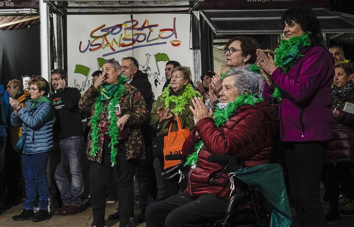 Usansoloko herritarrak, azaroaren 23ko ospakizunetan. MARISOL RAMIREZ / FOKU