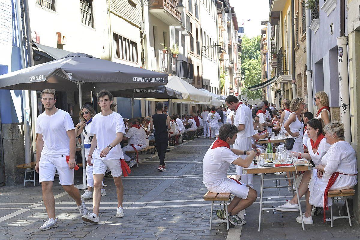 Taberna bateko terraza iaz, sanferminetan. IDOIA ZABALETA / FOKU