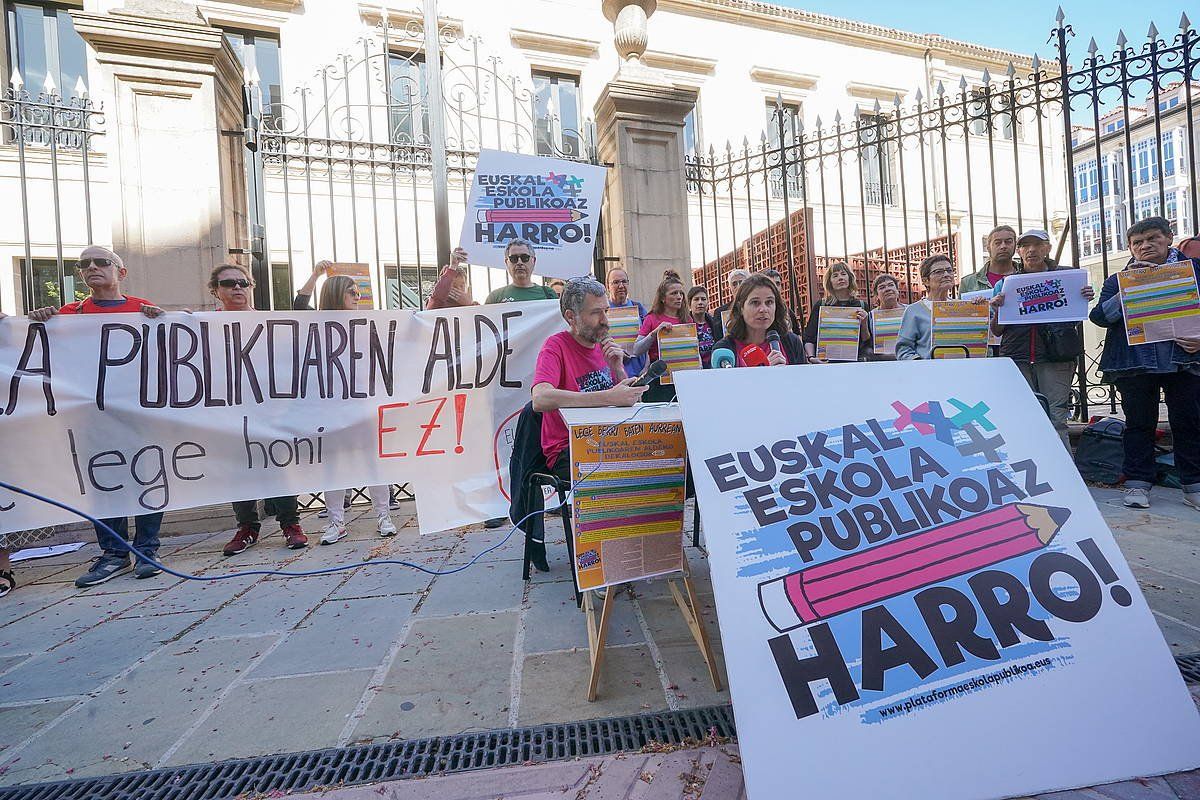 Euskal Eskola Publkoaz Harro-ren agerraldia, gaur goizean, Eusko Legebiltzarraren atarian. ENDIKA PORTILLO / FOKU