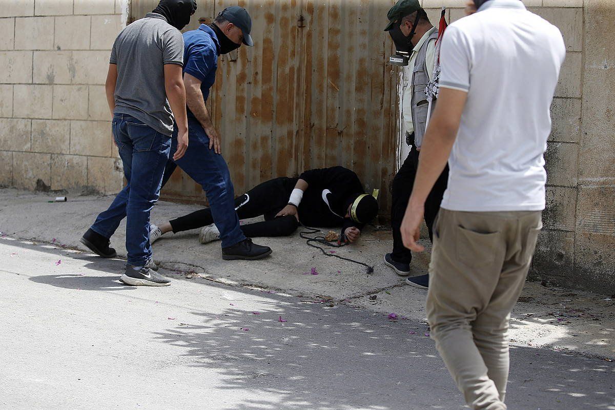 Palestinar bat lurrean zauriturik, atzo, Nablusen izan ziren protestatan. ALAA BADARNEH, EFE