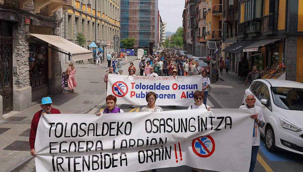 Osasungintza publikoaren aldeko manifestazioa, gaur eguerdian, Tolosan. GOTZON ARANBURU / FOKU