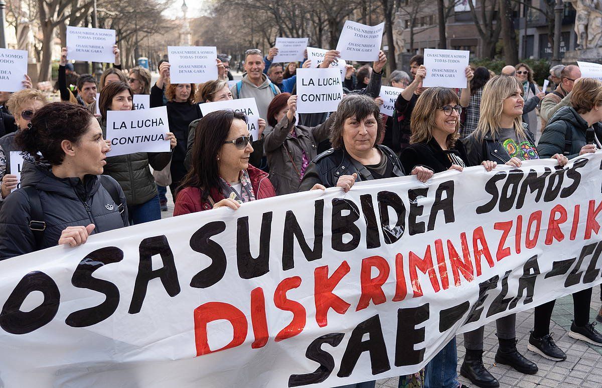 Osasunbideko SAE, ELA eta CCOO sindikatuen protesta, martxoaren 23an. JAGOBA MANTEROLA / FOKU