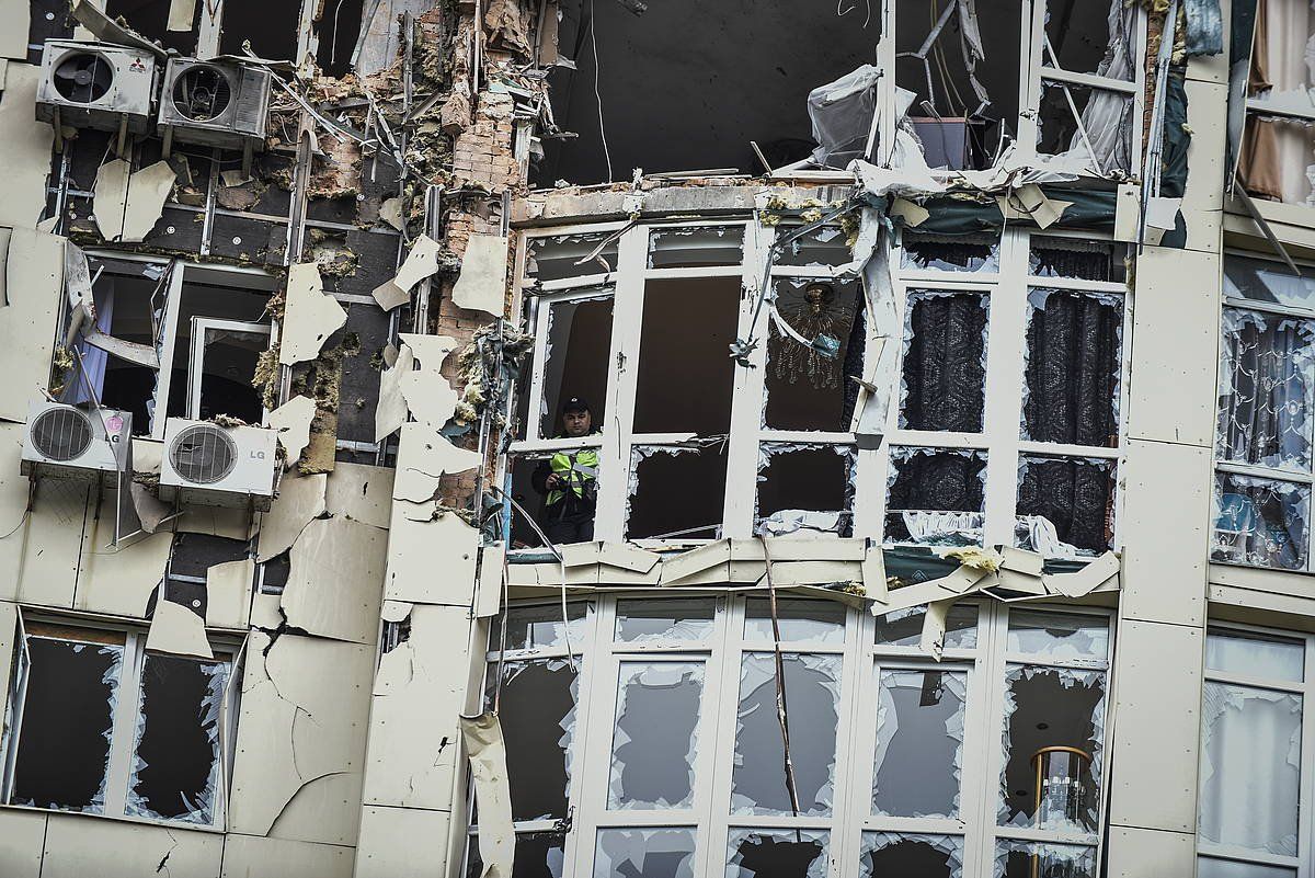 Errusiako jaurtitako drone batek eragindako kalteak, gaur, Kieven. OLEG PETRASYUK / EFE