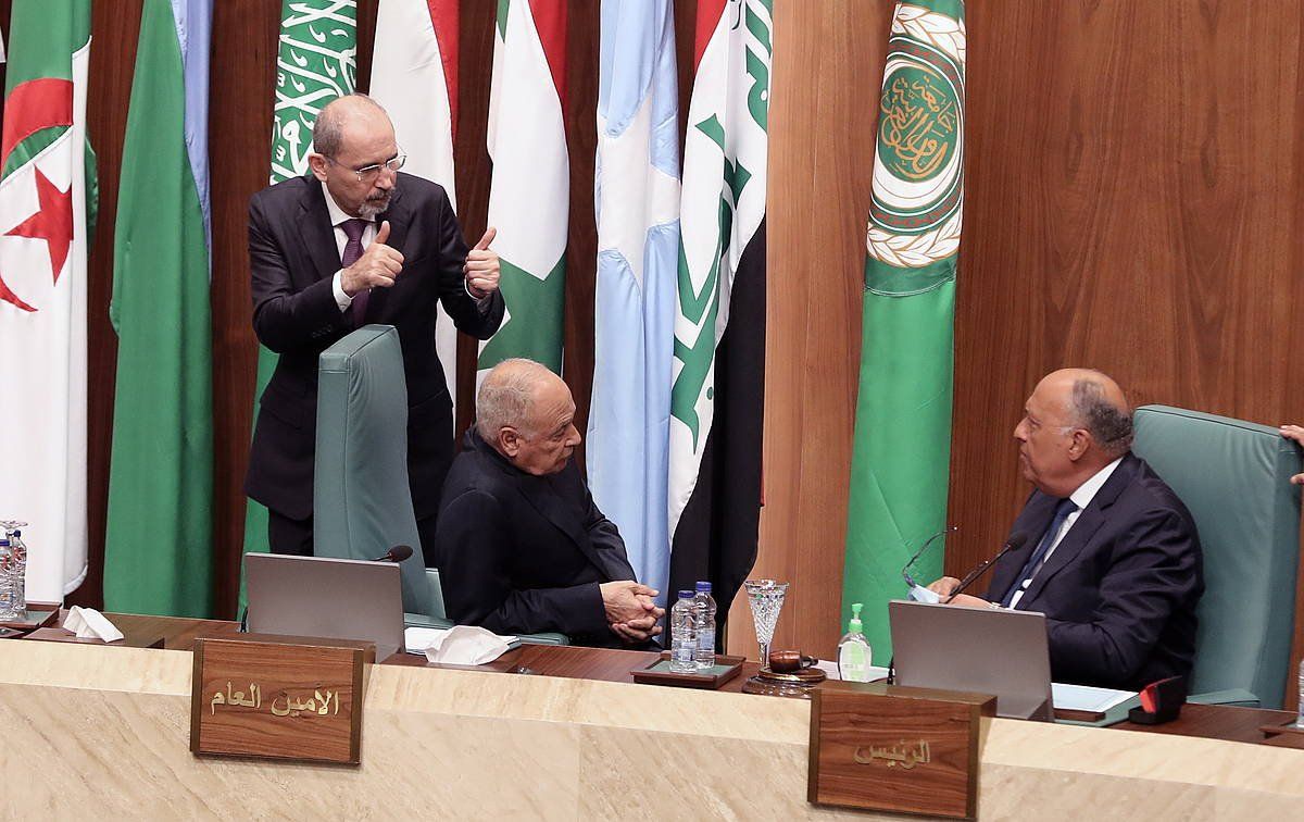 Ezkerretik eskuinera: Egiptoko Atzerri ministro Sameh Xukri, Arabiar Ligako idazkari nagusi Ahmed Aboul Gheit eta Jordaniako Atzerri ministro Aiman Safadi, atzoko bilkuran, Kairon. KHALED ELFIQI / EFE
