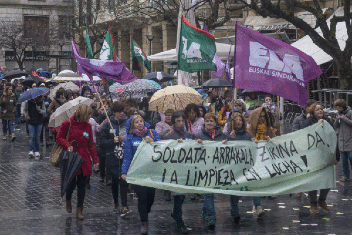 Gipuzkoako eraikin eta lokaletako garbitzaileek 2019an egindako mobilizazio bat, Donostian. ANDONI CANELLADA / FOKU