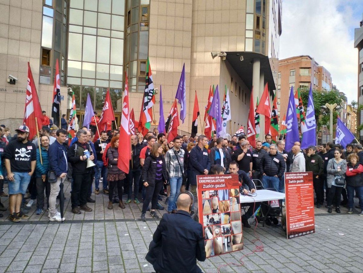 Deklaratzera deitutako grebalariei babesa emateko elkarretaratzea eta prentsaurrekoa, gaur, Barakaldon. ARITZ LOIOLA / FOKU