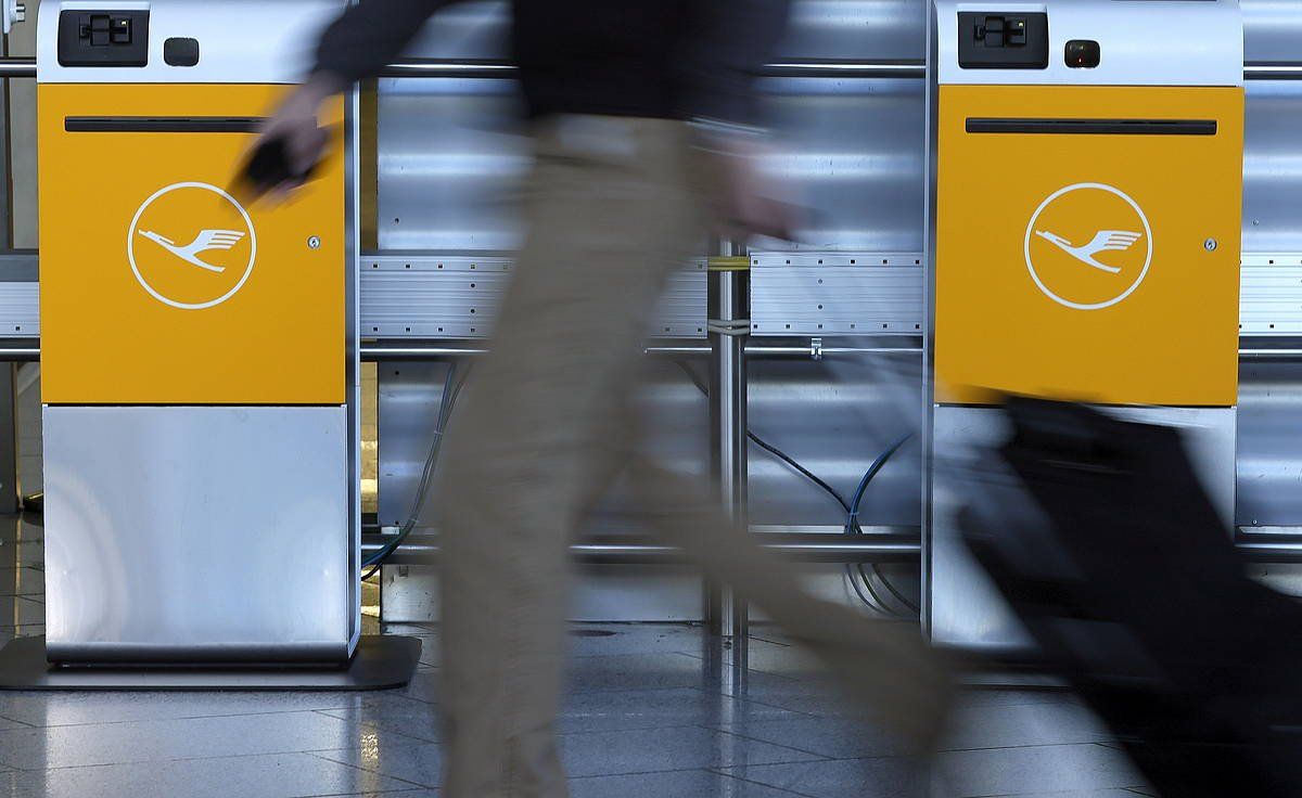 Lufthansa airelinearen postu bat Frankurteko (Alemania) aireportuan. RONALD WITTEK / EFE