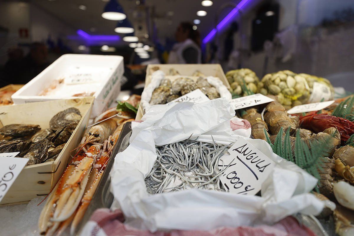 Angulak salgai, arraindegi baten. LUIS TEJIDO / EFE