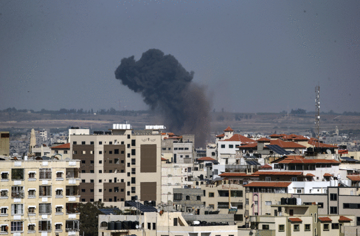 Israelek Gazara jaurtitako misil bat airean lehertuta, atzo, Gazan. MOHAMMED SABER / EFE