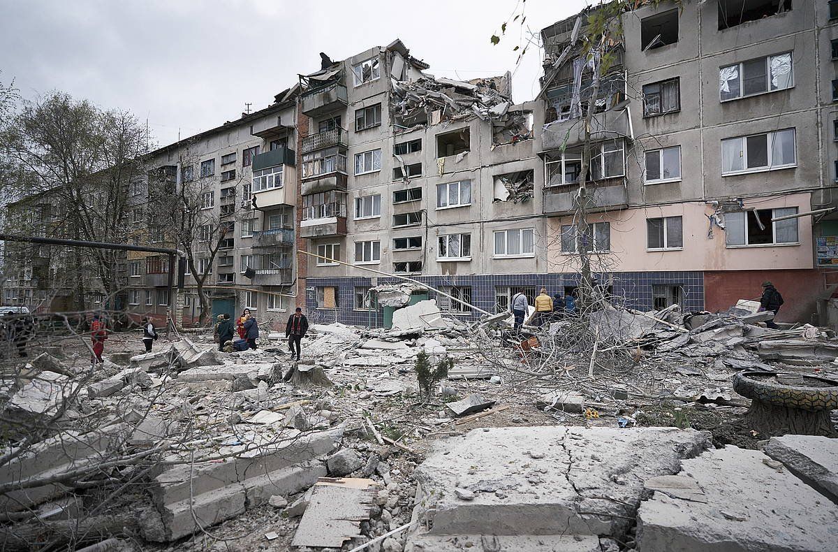 Errusiako armadaren misilak eraitsitako etxebizitza eraikin bat, apirilean, Donetsk probintziako Sloviansk hirian. YEVGEN HONCHARENKO / EFE