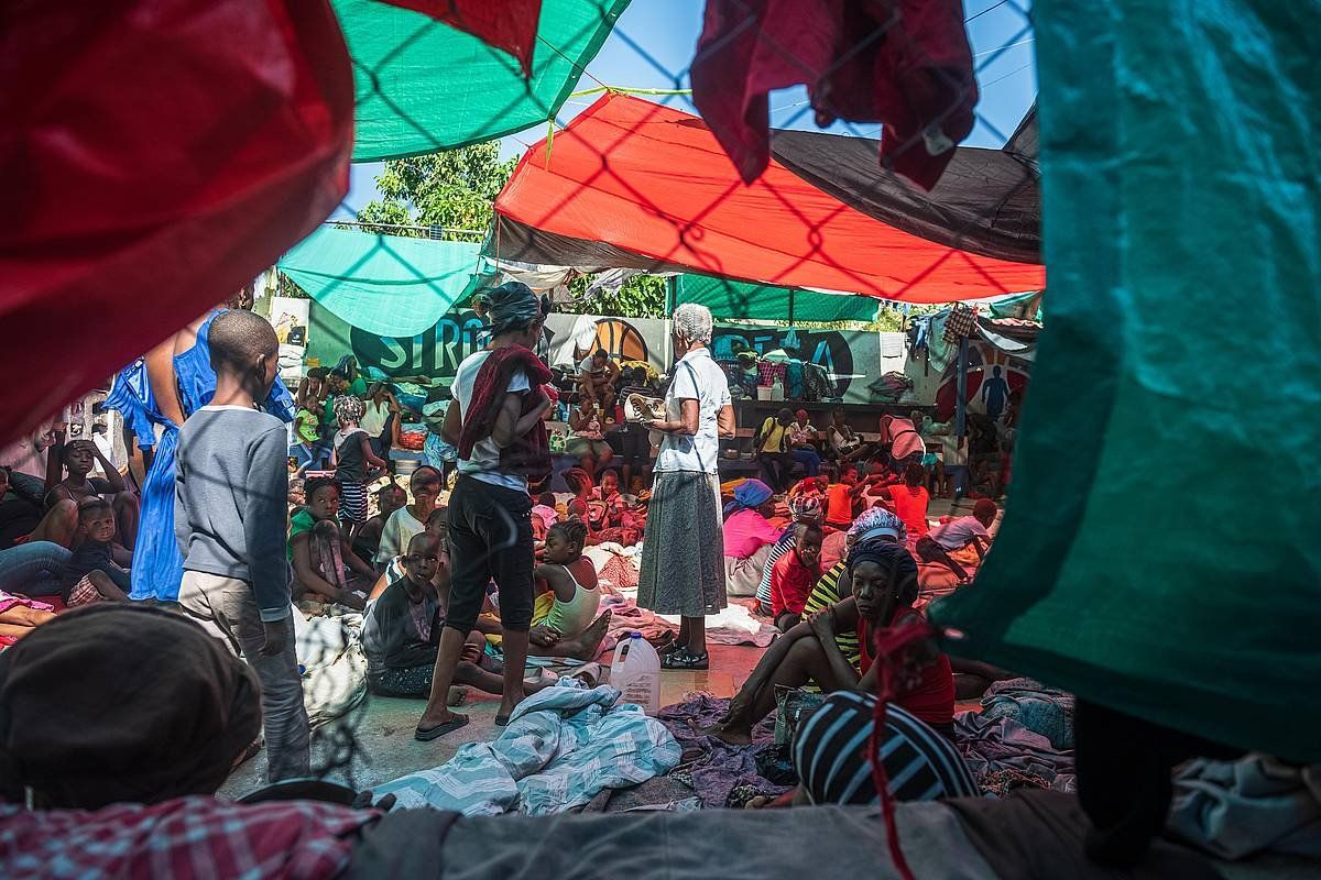 Barne desplazatu talde bat Haitiko kanpaleku batean. JOHNSON SABIN, EFE