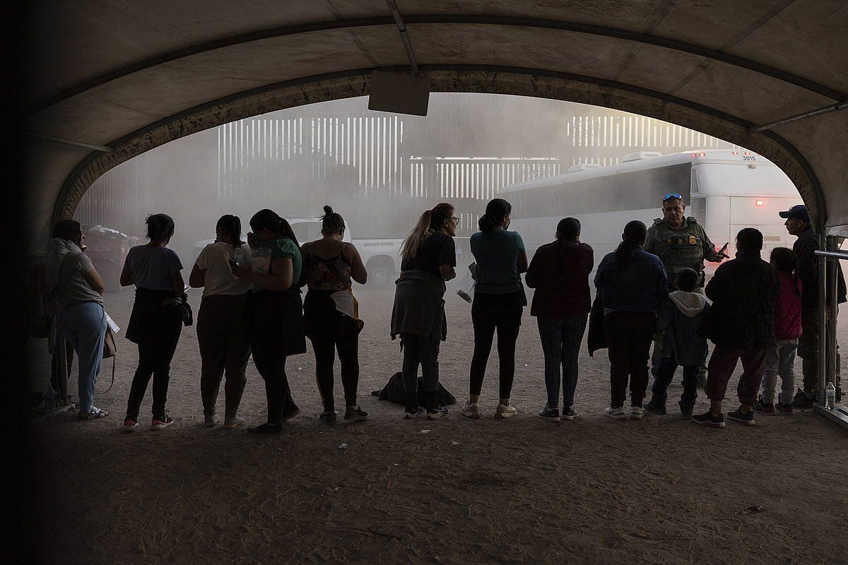 AEBetako agenteak migranteak prozesatzen, gaur. ETIENNE LAURENT / EFE