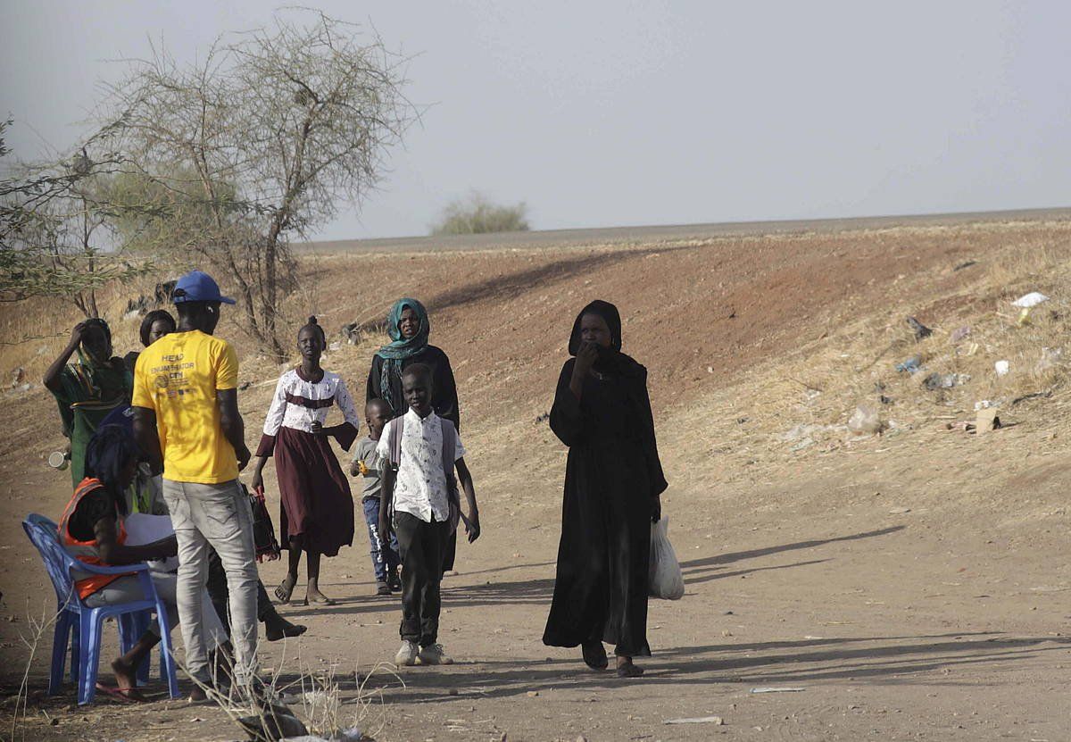 Sudandik ihes egindako herritar batzuk, atzo, Hego Sudango mugan. AMEL PAIN / EFE