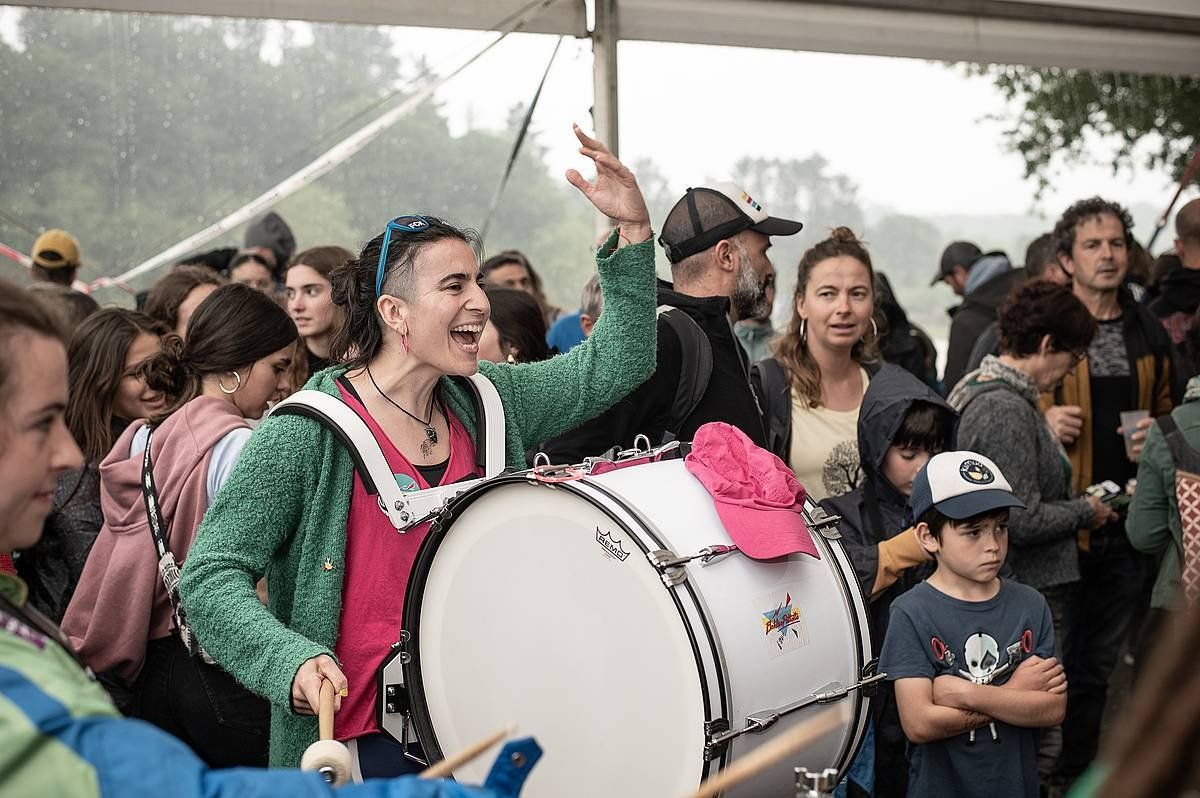 Eguraldia arazo bilakatu den arren, ez da umorea falta aurten ere Senperen (Lapurdi). PATXI BELTZAIZ