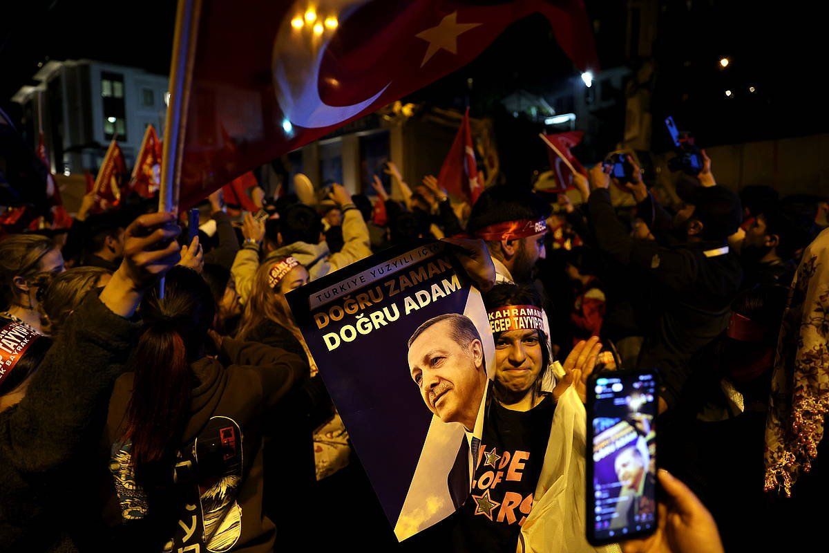 Erdoganen jarraitzaileak, gaur, Istanbulen (Turkia). TOLGA BOZOGLU / EFE