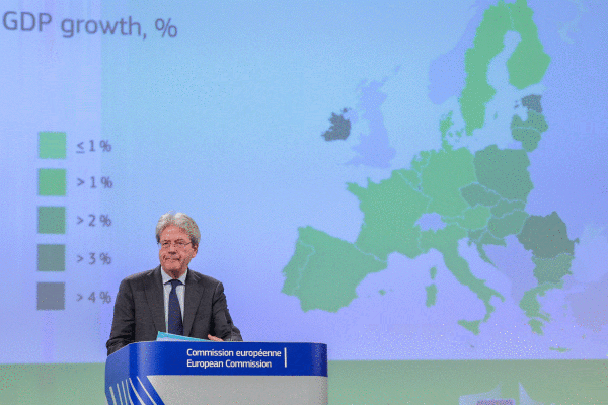 Europako Ekonomia komisario Paolo Gentiloni gaur goizeko agerraldian, Bruselan. OLIVIER MATTHYS / EFE